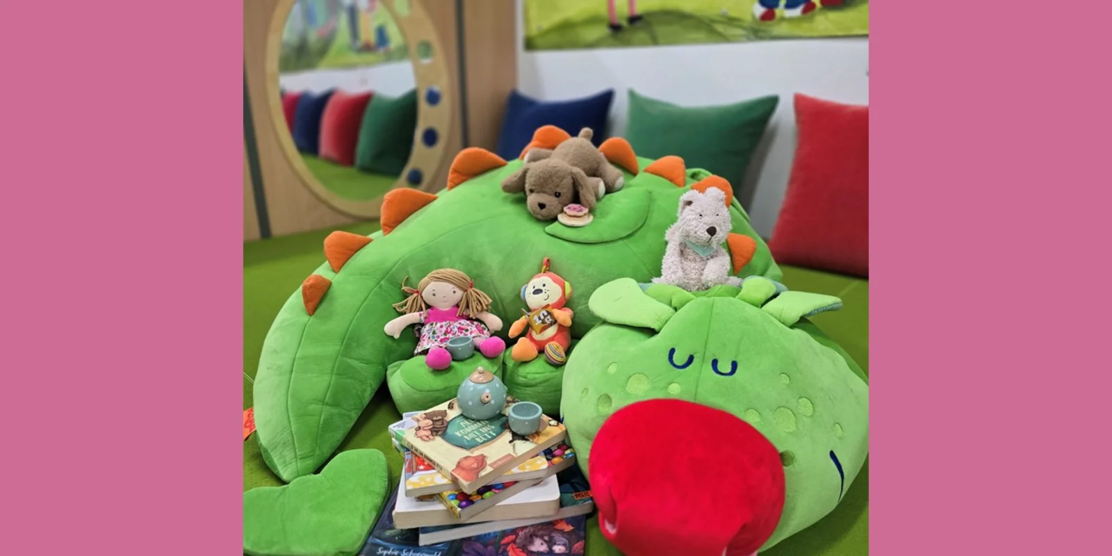 Maskottechen der Kinderbibliothek mit Kuscheltieren