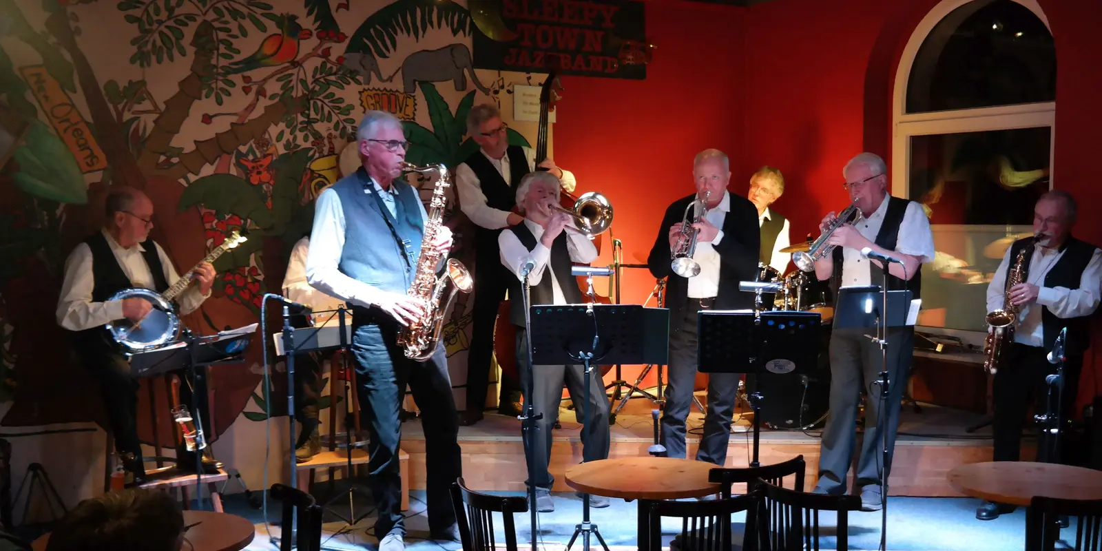 Die Band "Sleepy Town Jazzband" auf der Bühne im Jazz-Club Holzminden