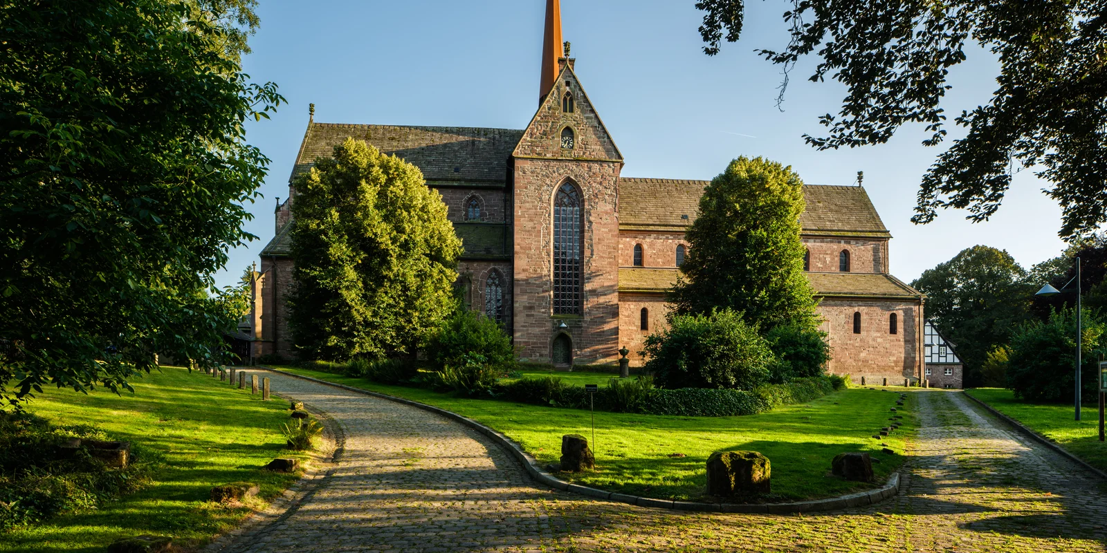 Außenaufnahme der Klosterkirche Amelungsborn