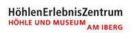 Zu sehen ist ein Schrift-Logo: In schwarz erscheint der Name HöhlenErlebnisZentrum, darunter in Rot und kleiner "Höhle und Museum am Iberg" 