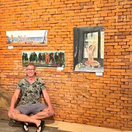 Uwe Kühlewind vor seinen Bildern bei einer Ausstellung 