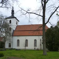  St. Johannis-Kirche Rosdorf Ansicht von Süden, mit ehemaligem Kirchhof (Aufnahme 2021), ccby-sa Rendor Thuces Al'Nachkar 