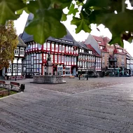 Blick auf die Ratsapotheke am Marktplatz in Einbeck