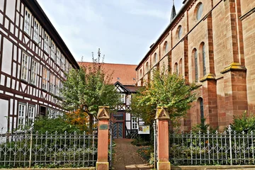 Ursulinen Kloster - links das Klostergebäude, rechts die Liebfrauenkirche