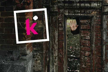 Eine Hand winkt durch eine Tür eines verfallenen Gebäudes
