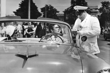 Foto aus dem Film Natürlich die Autofahrer. Heinz Ehrhard als Polizist kontrolliert ein Cabriole mit Erik Schumann mit weiblicher Begleitung am Weender Tor (Blickrichtung Nikolausberger Weg). 