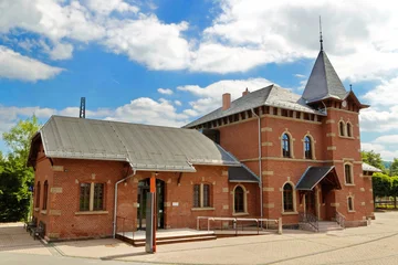 rotes Backsteingebäude an der Straße