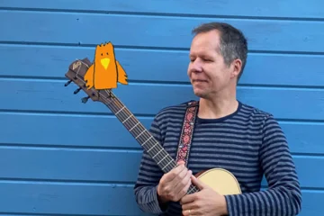 Alex_Schmeisserr_mit_Gitarre