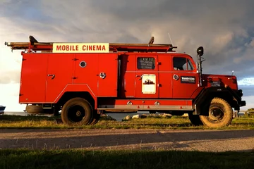 Ein rotes altes Feuerwehrauto mit der Aufschrift „Mobile Cinema“