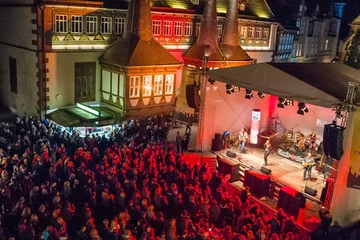 Konzertbühne mit Publikum bei Nacht beim Einbecker Eulenfest