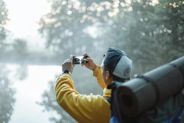 Mann macht mit dem Smartphone ein Foto