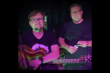 Chris Moritz mit Gitarre und Tobi Voeltz