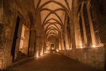 Der Kreuzgang im Zisterziensermuseum KlosterWalkenried von Kerzen erleuchtet.