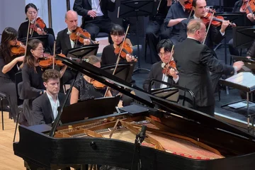 Foto mit Alexander Krichel, Mitgliedern des Göttinger Symphonieorchesters und Christoph-Mathias Mueller