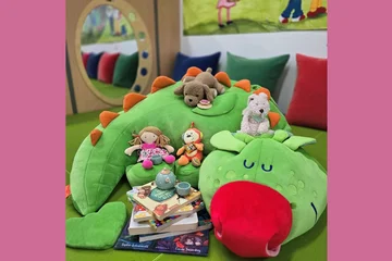 Maskottechen der Kinderbibliothek mit Kuscheltieren