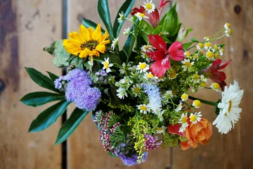 Verschiedenfarbige Blumen auf braunem Holz