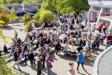 Schulhof voller Schüler:innen