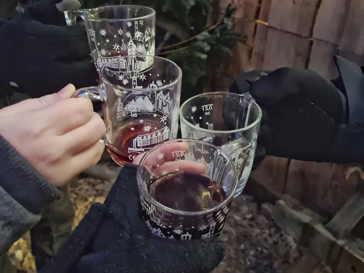 Glühwein Weihnachtsmarkt.jpg