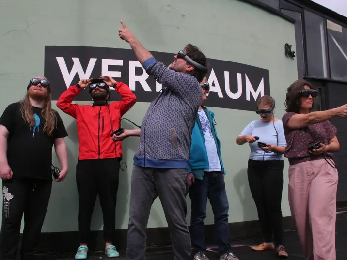 Das Team des Boat People Projekt sieht sich die 3-D-Modelle in den AR-Brillen an.