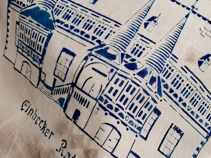 Ein beiger Jutebeutel mit dem Motiv des Einbecker Rathaus in blauer Farbe bedruckt mit Hilfe historischer Blaudrucktechnik.