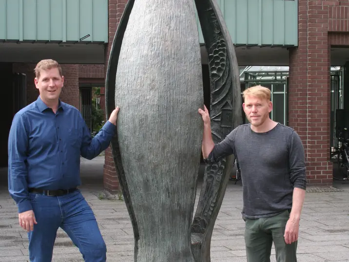 Gregor Jess (r.) und Philipp Kallenbach stehen vordem Kunstwerk der Aufbruch in Göttingen