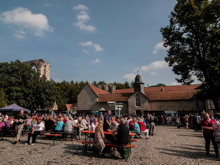 Klostermarkt vor dem Kloster Walkenried