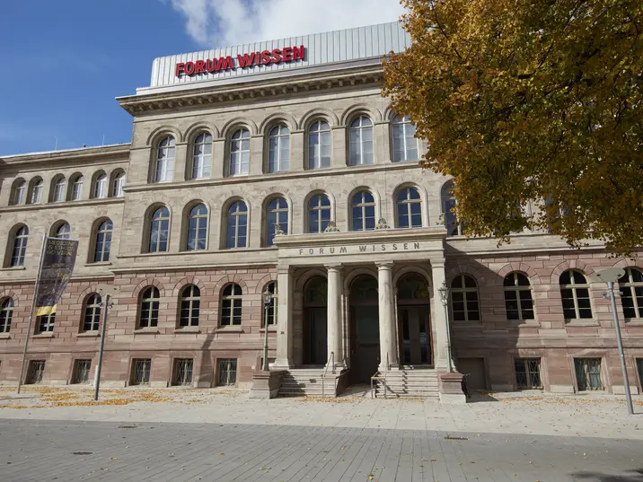 Außenansicht des Forum Wissen in Göttingen im Herbst