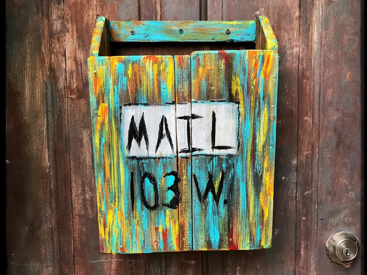 Ein farbiger Briefkasten