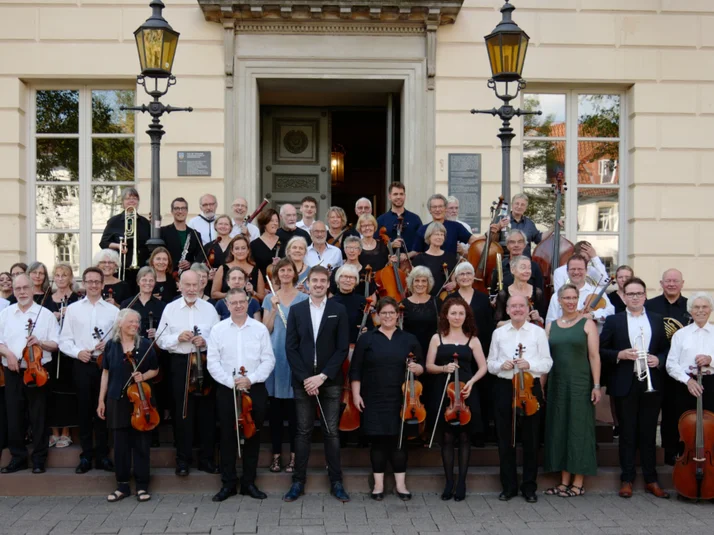 Das Orchester mit Dirigent Javier Herta Gimeno