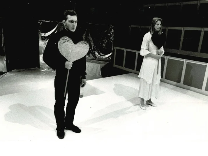 Schwarz-weiß-Bild von „Leonce und Lena“ – Inszenierung aus dem Jahr 1994.
