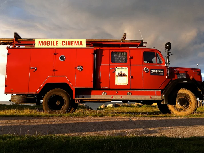 Ein rotes altes Feuerwehrauto mit der Aufschrift „Mobile Cinema“