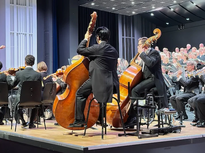 Martin Kohlmann dirigiert die Chöre und das Göttinger Symphonieorchester in der Stadthalle