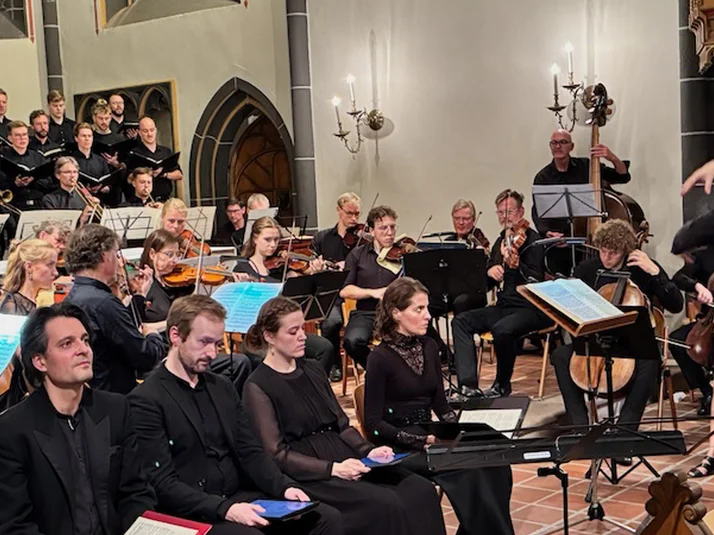 Die Universitätsmusik in der Nikolaikirche mit Antonius Adamske bei der Aufführung des Requiems von Mozart