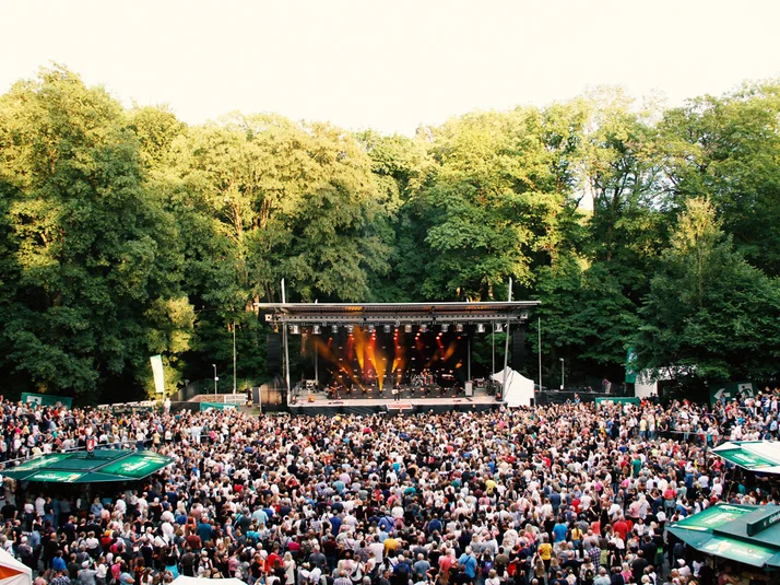 Blick auf die Bühne in der Waldbühne Northeim mit Publikum beim Konzert