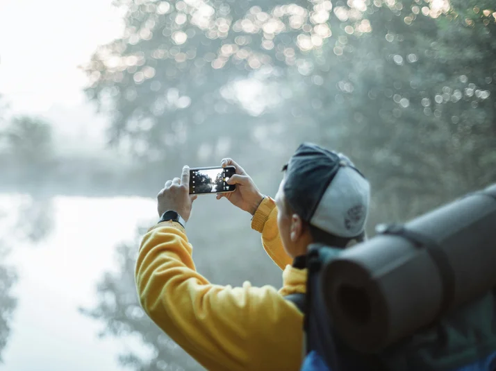 Mann macht mit dem Smartphone ein Foto