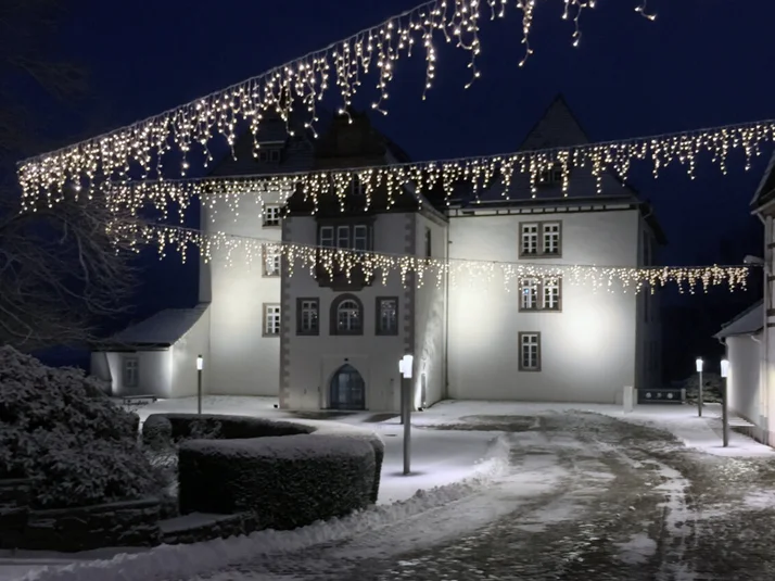 Weihnachtlicher Schlosshof