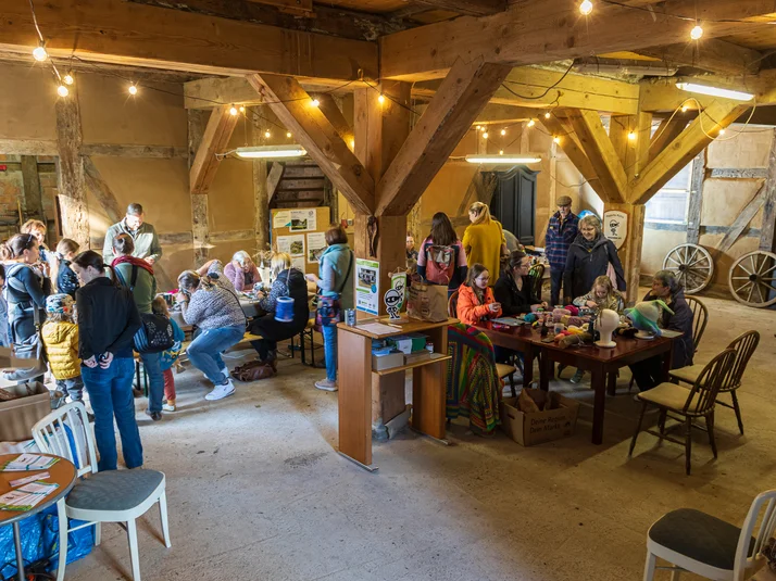 Menschen die in der Walkemühle kreativ arbeiten. 