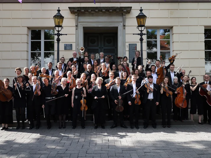 Die AOV im Sommersemester 2024 vor der Aula am Wilhelmsplatz.