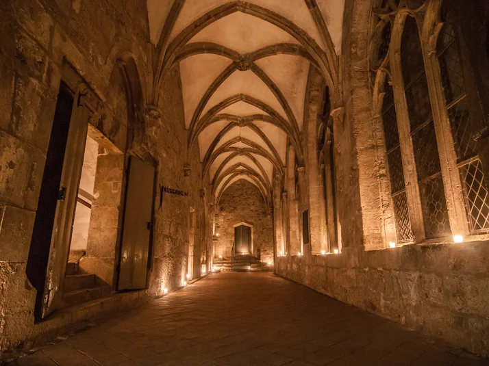 Der Kreuzgang im Zisterziensermuseum KlosterWalkenried von Kerzen erleuchtet.