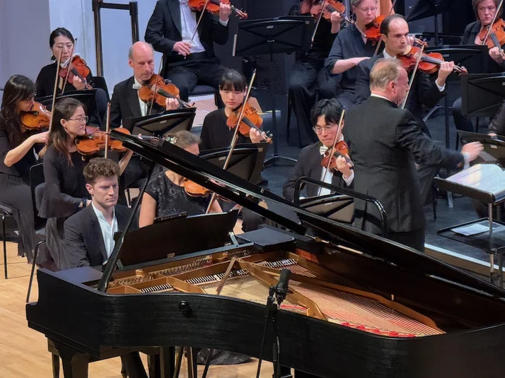 Foto mit Alexander Krichel, Mitgliedern des Göttinger Symphonieorchesters und Christoph-Mathias Mueller