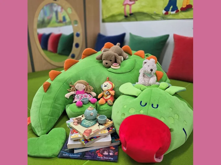 Maskottechen der Kinderbibliothek mit Kuscheltieren