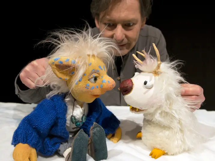 Christoph Buchfink mit zwei Puppenfiguren