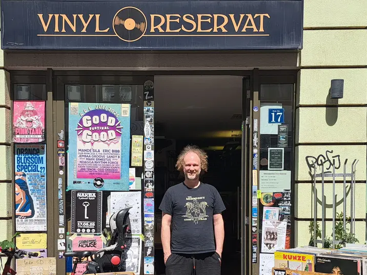 Hans Philipp Schubring im Eingang seines Ladens Vinyl Reservat