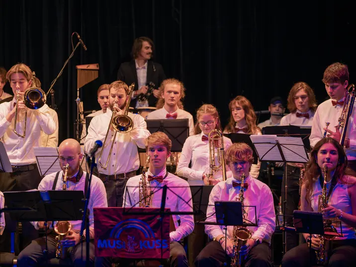 Die Big-Band der Musikschule Musikuss bei einem Auftritt im Deutschen Theater